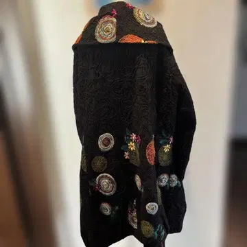 블랙 자수 롱 코트