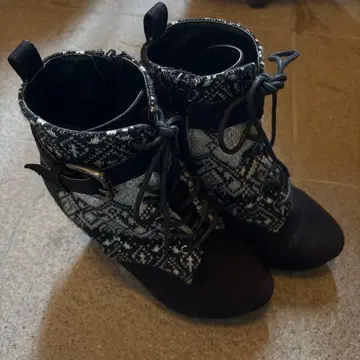 니트 디자인의 블랙 부티