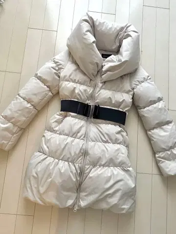 베이지 후드 부착 벨트 부착 다운 자켓