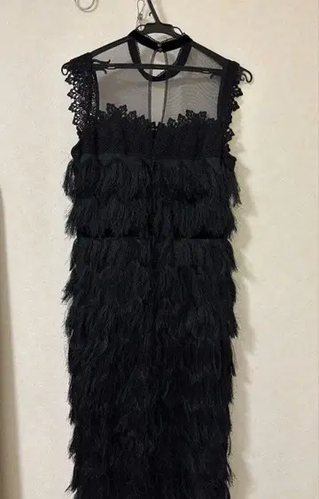 Lily Brown 블랙 스트라토 라인 드레스