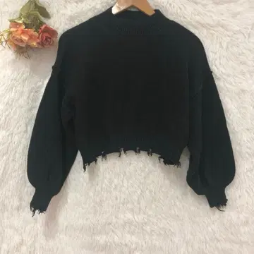 로리즈팜 크롭 데미지 니트탑 [ F ] 숏 기장 블랙