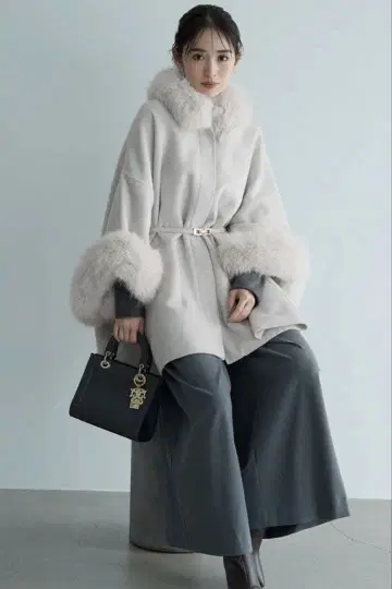 [ 1회 착용 ] 완판 스나이델 퍼 포함 미들 케이프 코트