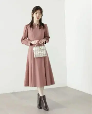 프로포션 바디 드레싱 베이직 넥 포인트 플레어 원피스