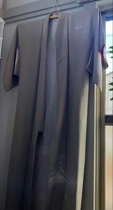 그린 기모노 피리와 연못 자수