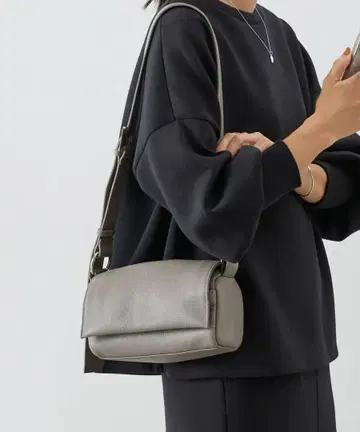 BEARDSLEY 비어즐리 가죽 바디백 숄더백 토프