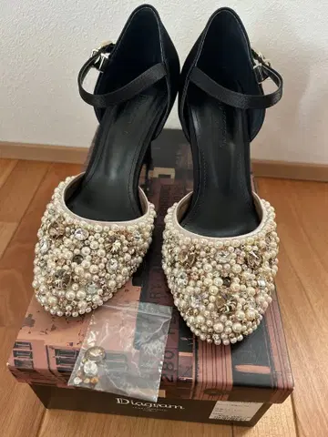 그레이스 콘티넨탈 다이아그램 힐 펌프스 비쥬 포멀