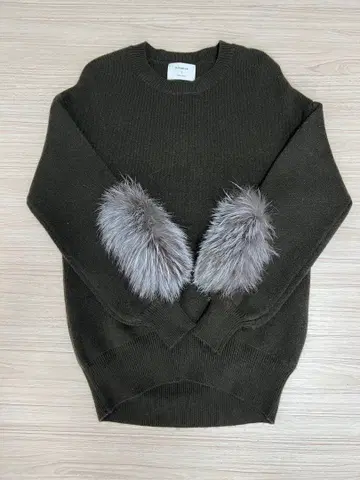 올리브색 퍼 달린 긴팔 니트