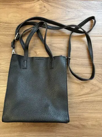 블랙 가죽 숄더백