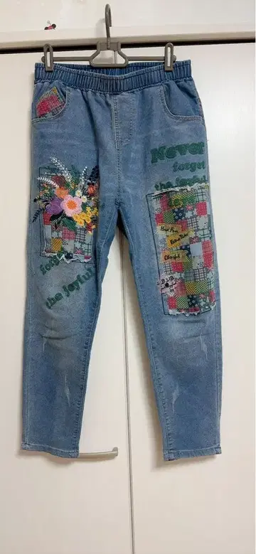 컬러풀 자수의 데님 팬츠