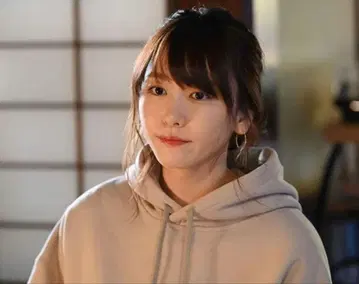 아라가키 유이 착용 PUBLIC TOKYO 후드티