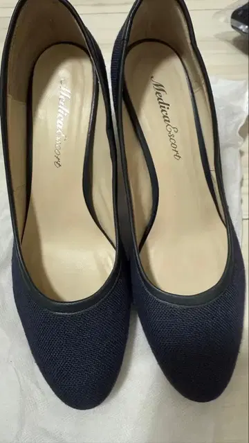 Medica Escort 네이비 펌프스 힐 약 6cm