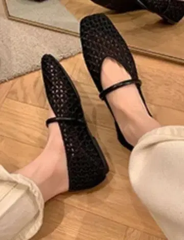 블랙 메쉬 스트랩 플랫슈즈