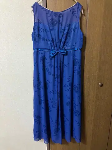 꽃무늬 맥시 드레스 파란색 허리 리본 포함 (도쿄 소와르)