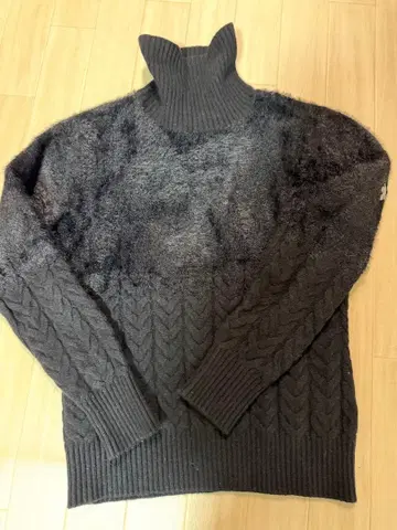 데상트 골프 블랙 터틀넥 스웨터