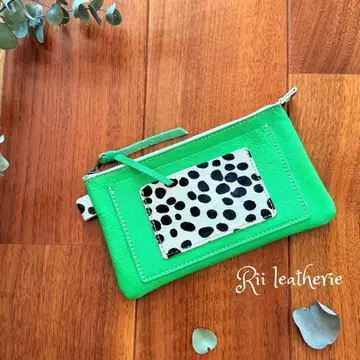 선명한 그린 x 송치 달마시안 패턴 가죽 파우치*10.5 x 17.5cm