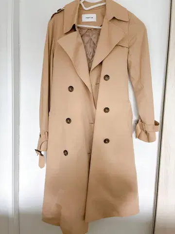 베이지 더블 브레스트 트렌치코트