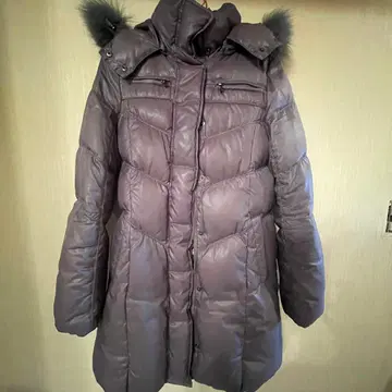 퍼가 달린 그레이 다운 자켓