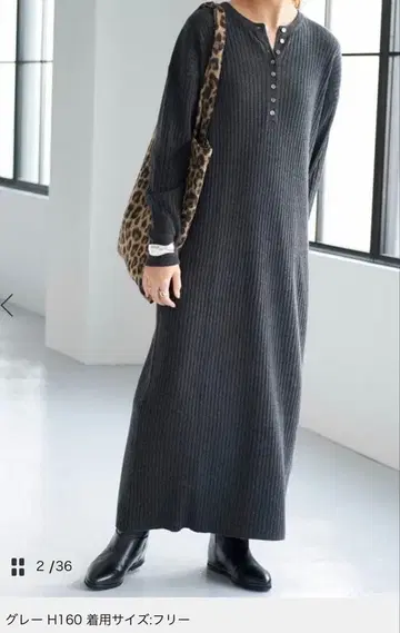 이번 시즌 스픽앤스팬 헨리넥 리브 니트 롱 원피스 그레이