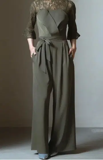 올리브 컬러 점프수트 플레어 슬리브