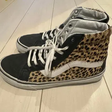 Vans Sk8-Hi 레오파드 무늬 퍼 포함 스니커즈