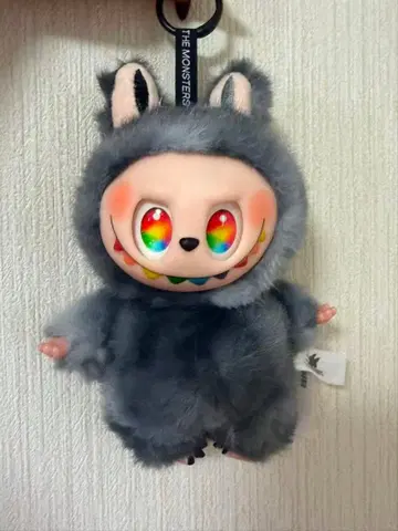 그레이의 후드 부착 봉제 인형