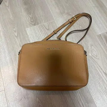 MICHAEL KORS 브라운 숄더백