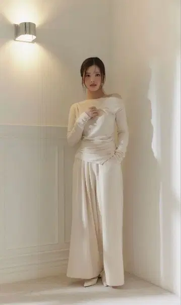 비대칭 드레이프 롱 슬리브 상의