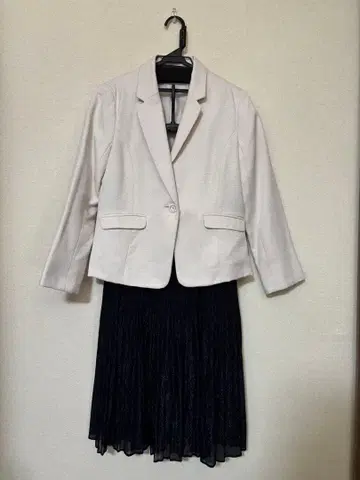 화이트 자켓(L 사이즈)과 네이비 스커트(M 사이즈) 셋업