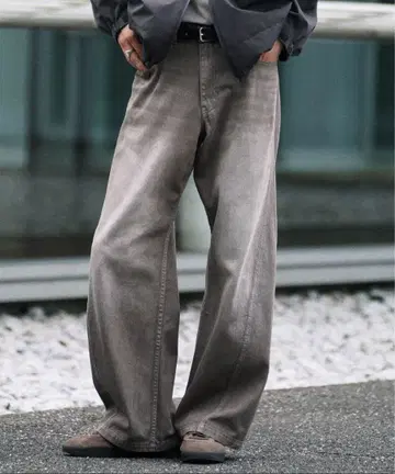 VINTAGE WASHED CURVED DENIM