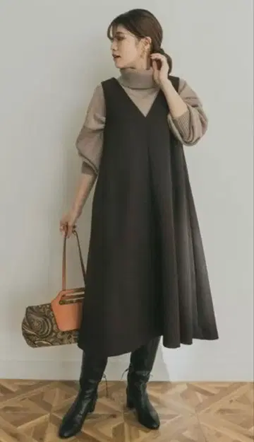 어반 리서치 V넥 브라운 원피스 마터니티에도