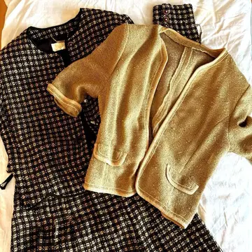 트위드 소재 체크 무늬 셋업과 베이지 노카라 니트 자켓