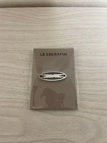 LE SSERAFIM 핀 배지