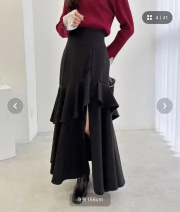 프릴이 달린 블랙 롱 스커트