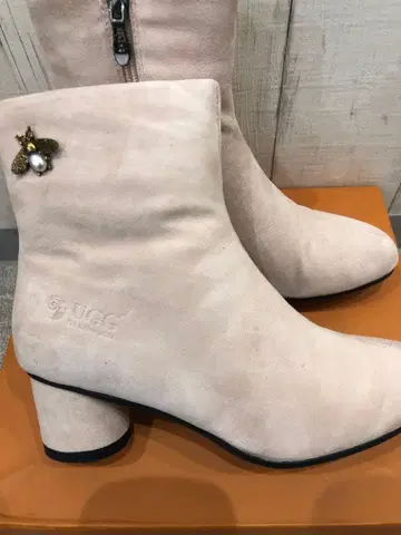 세일 옅은 핑크 스웨이드 어그 부츠 중간 힐 25cm