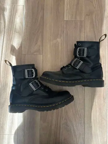 블랙 백 지퍼 부츠 닥터마틴