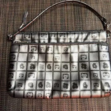 그레이와 블랙 체크 무늬 파우치