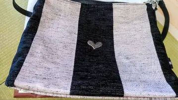 블랙과 핑크 스트라이프 핸드백