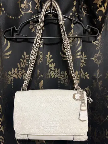 GUESS 화이트 숄더백