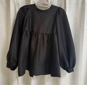 yori 샤이니 퍼프 블라우스 블랙