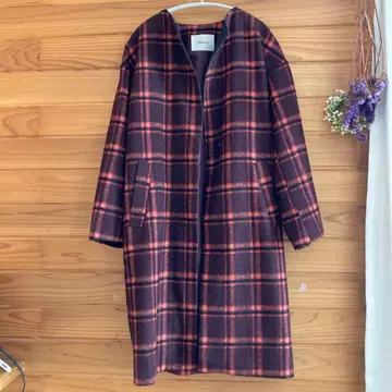 보라색과 빨간색 체크 무늬 롱 코트