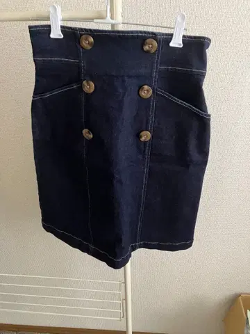 프로포션 다크 블루 데님 타이트 스커트 버튼 포함