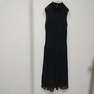 컴시즘 COMME CA ISM 슬리브리스 블랙 원피스