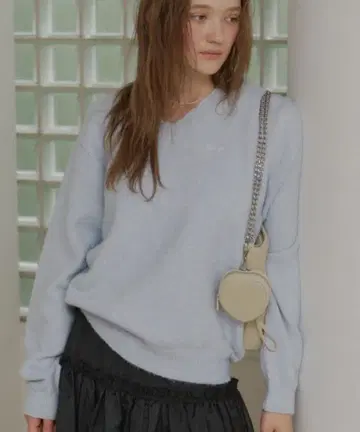 giunon 루즈 스캘럽 V넥 니트 블루