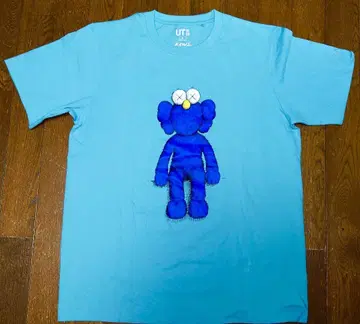 유니클로(UNIQLO) UT KAWS 스카이블루 T셔츠 M사이즈