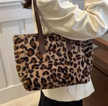 레오파드 무늬 퍼 숄더백
