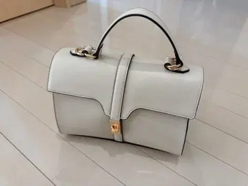 화이트 핸드백 골드 금장 장식 포함