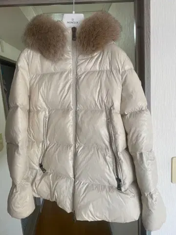 MONCLER 퍼 달린 다운 자켓 크림