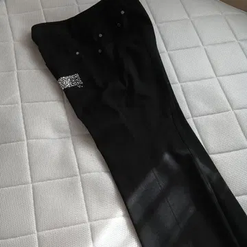 발렌자의 스톤 장식 블랙 슬림핏 팬츠