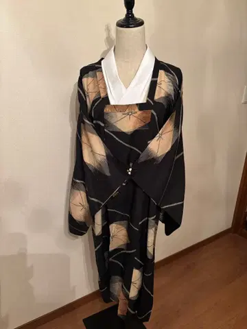 앤티크 블랙 베이스 베이지 기하학 패턴 겉옷