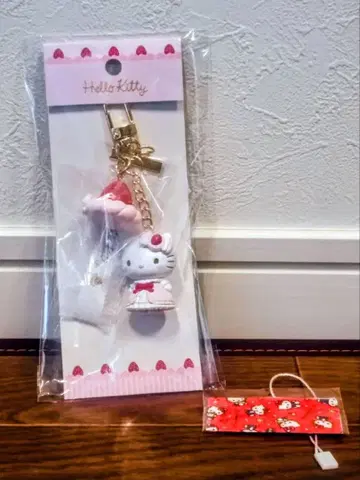 산리오 헬로키티 키링 (딸기 휘핑 케이크) 핸드폰 클리너 포함